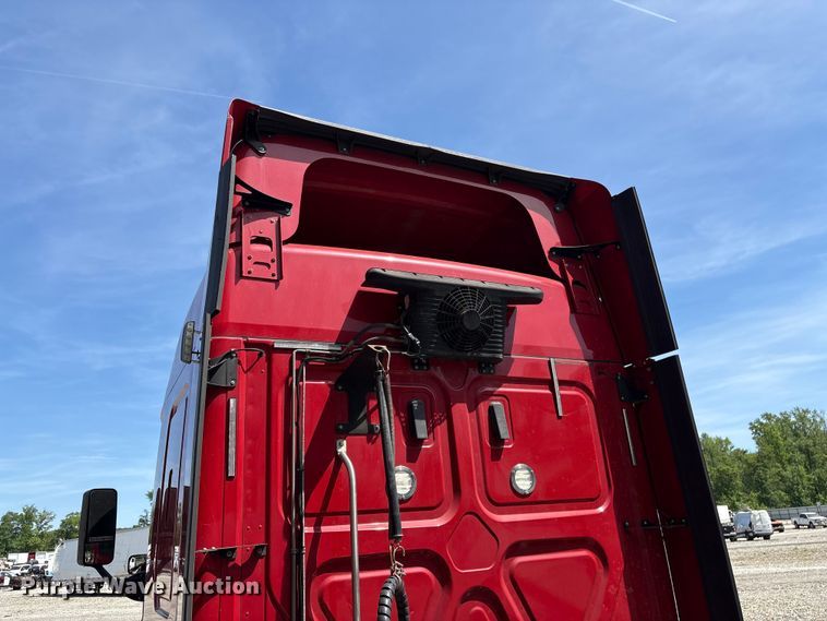 image for item YA1941 2018 Freightliner Cascadia semi truck