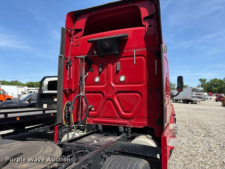image for item YA1941 2018 Freightliner Cascadia semi truck