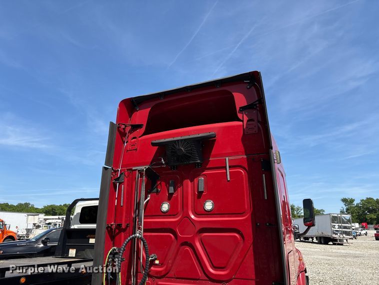 image for item YA1941 2018 Freightliner Cascadia semi truck