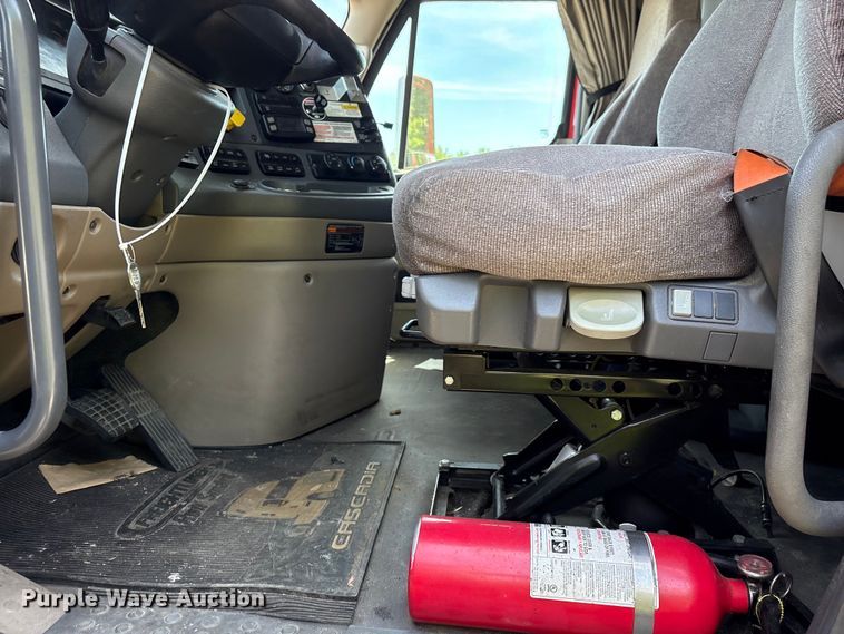 image for item YA1941 2018 Freightliner Cascadia semi truck