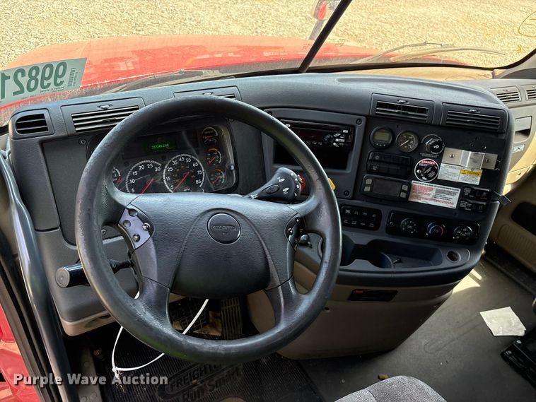image for item YA1941 2018 Freightliner Cascadia semi truck