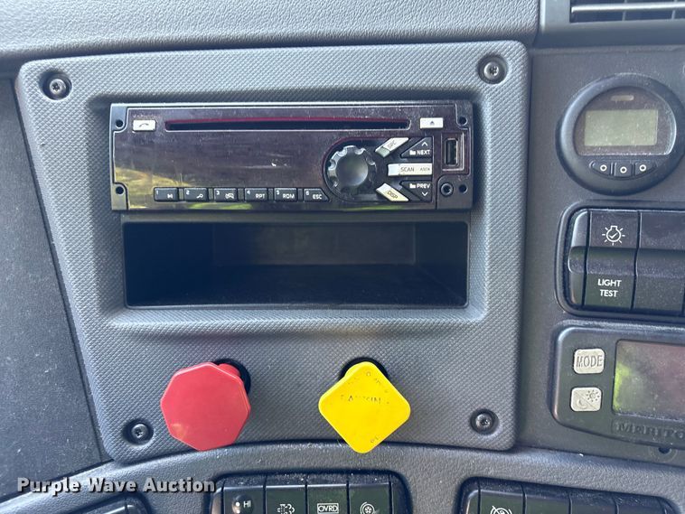image for item YA1941 2018 Freightliner Cascadia semi truck