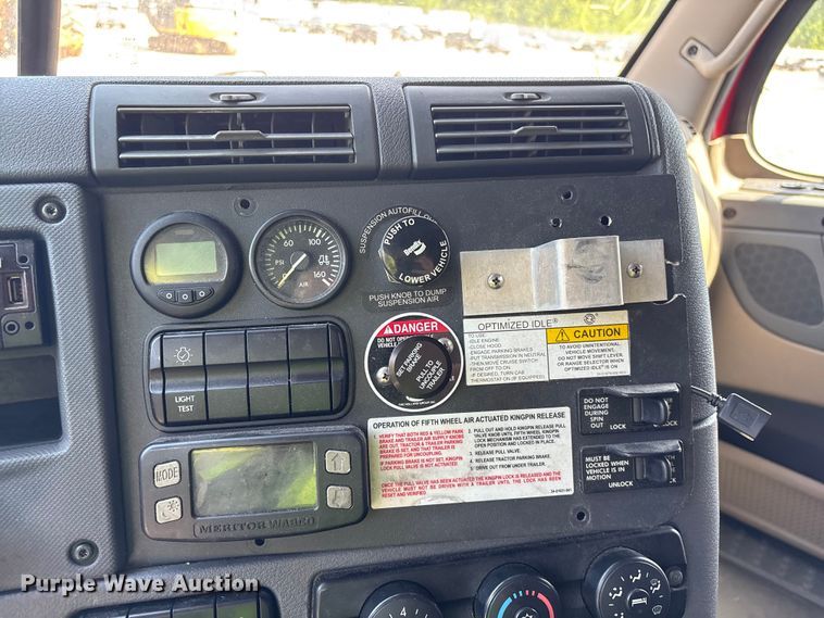 image for item YA1941 2018 Freightliner Cascadia semi truck