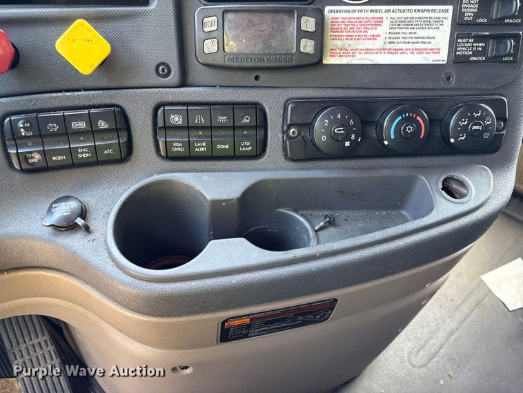 image for item YA1941 2018 Freightliner Cascadia semi truck