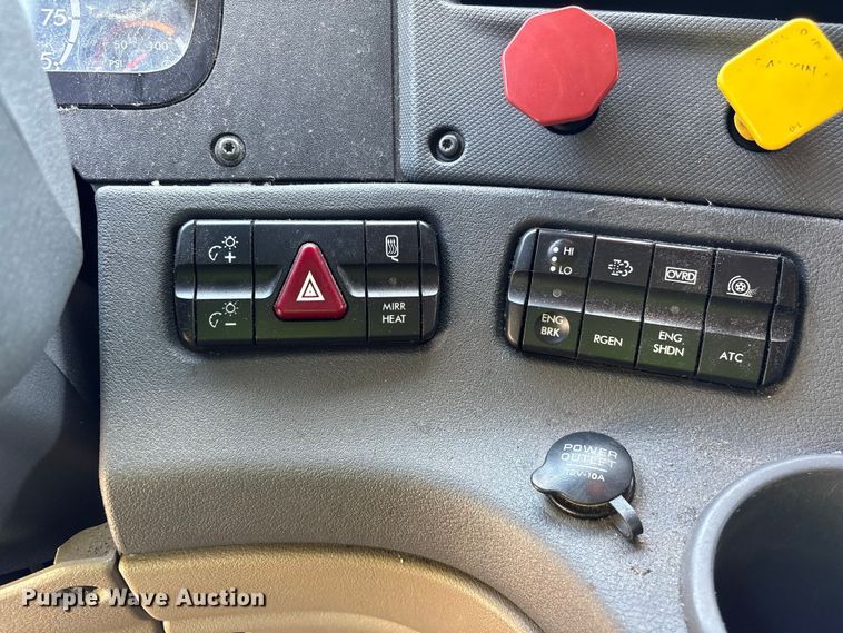 image for item YA1941 2018 Freightliner Cascadia semi truck