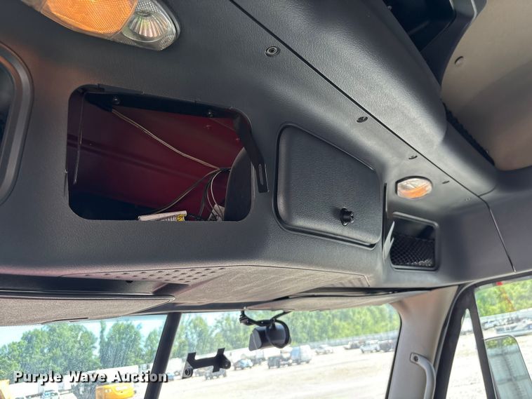 image for item YA1941 2018 Freightliner Cascadia semi truck