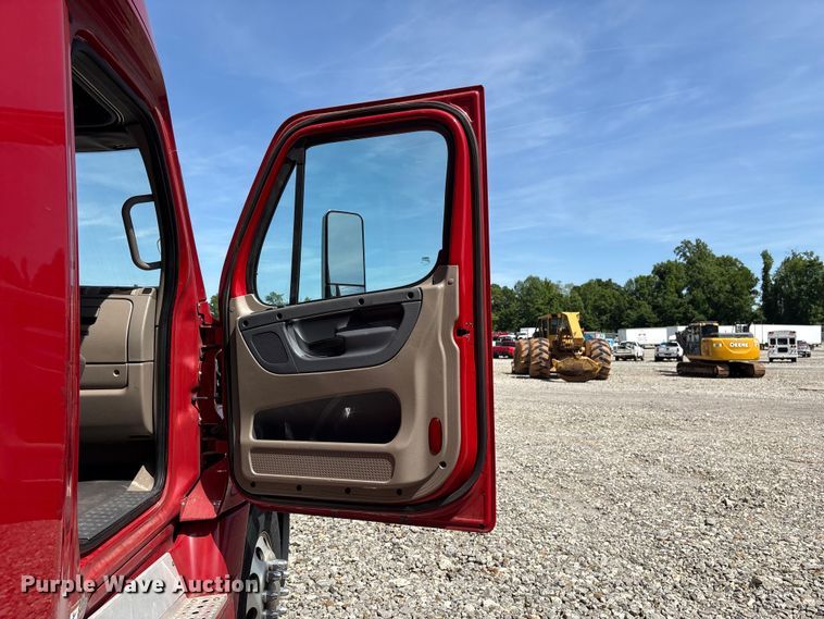 image for item YA1941 2018 Freightliner Cascadia semi truck