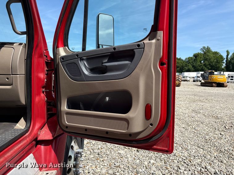 image for item YA1941 2018 Freightliner Cascadia semi truck