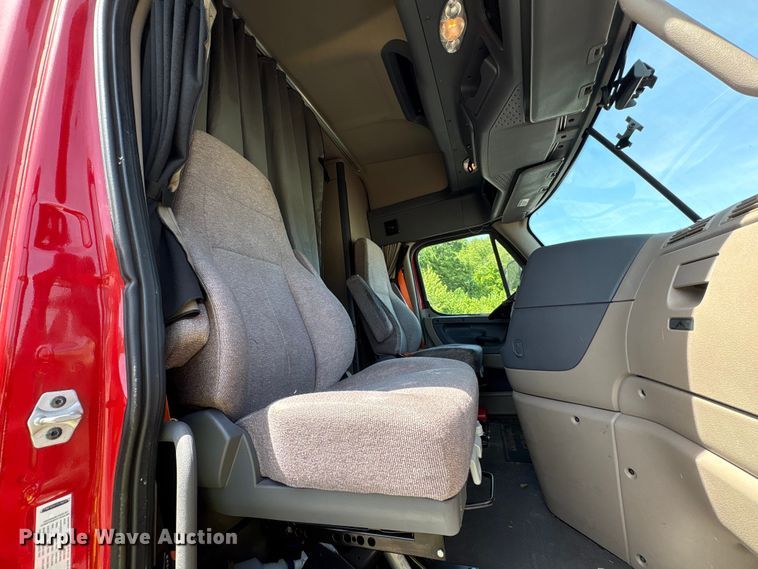 image for item YA1941 2018 Freightliner Cascadia semi truck