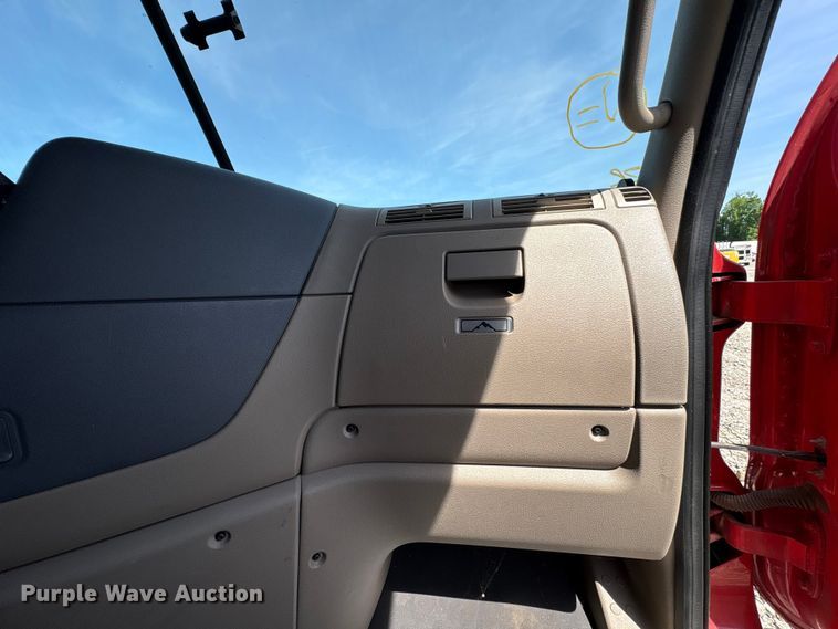 image for item YA1941 2018 Freightliner Cascadia semi truck