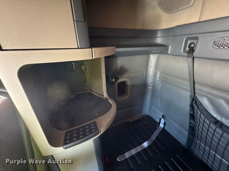 image for item YA1941 2018 Freightliner Cascadia semi truck