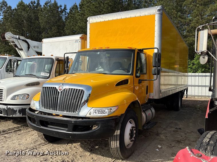 image for item YA2126 2019 International 4300 box truck