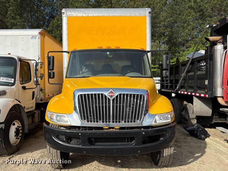 image for item YA2126 2019 International 4300 box truck