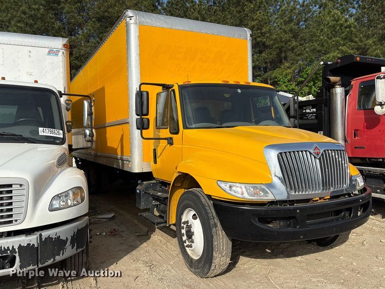 image for item YA2126 2019 International 4300 box truck