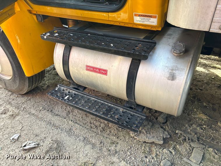 image for item YA2126 2019 International 4300 box truck