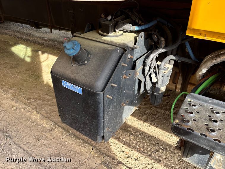 image for item YA2126 2019 International 4300 box truck