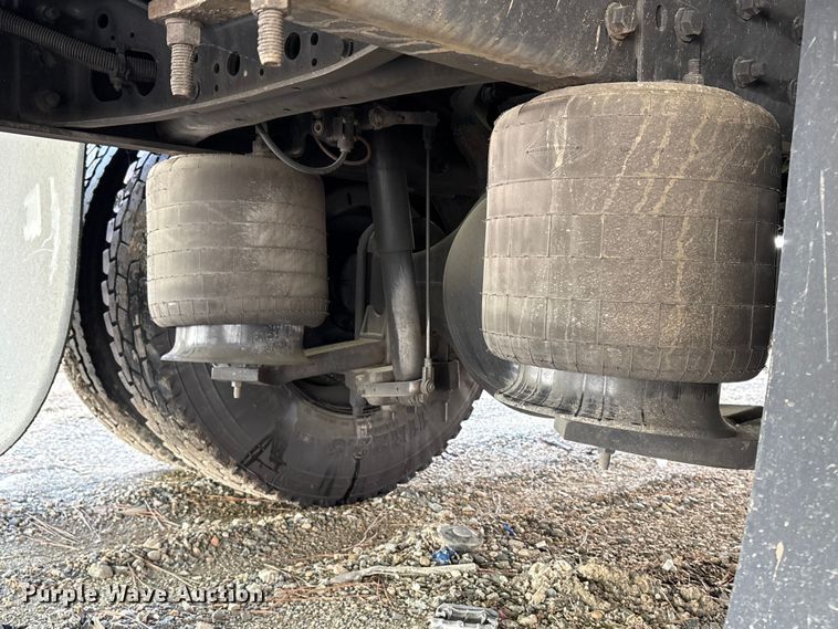 image for item YA2126 2019 International 4300 box truck