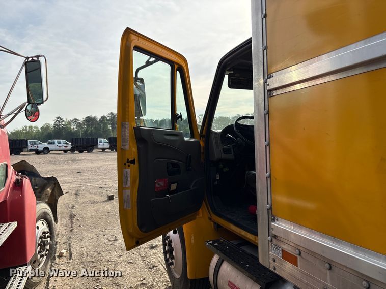 image for item YA2126 2019 International 4300 box truck