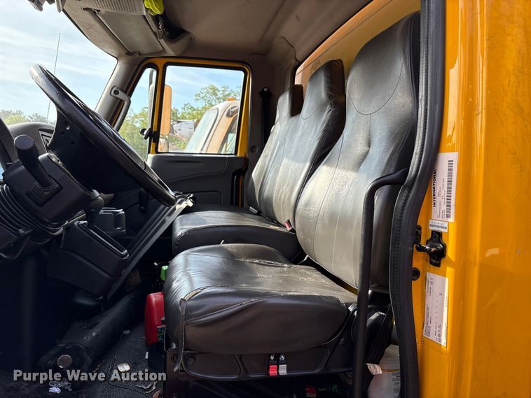 image for item YA2126 2019 International 4300 box truck