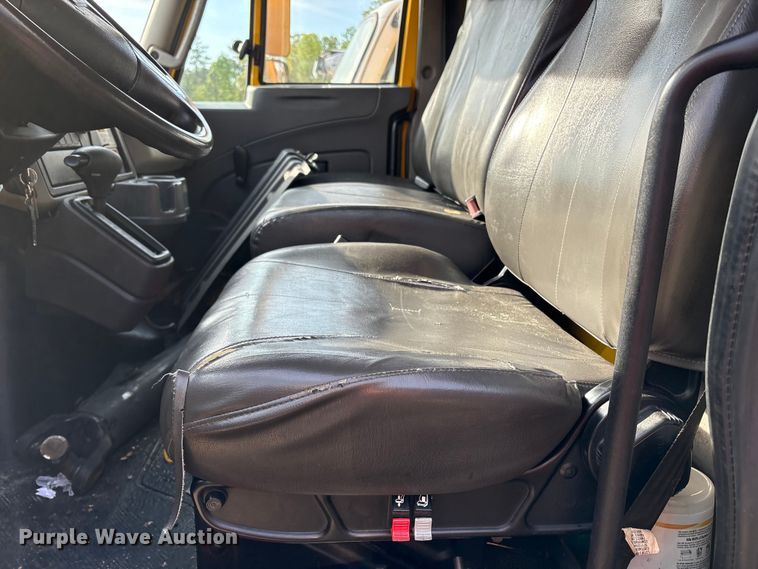 image for item YA2126 2019 International 4300 box truck