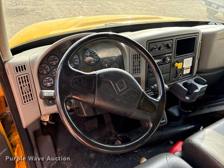 image for item YA2126 2019 International 4300 box truck