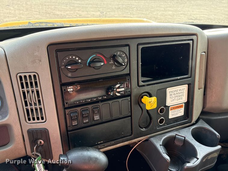 image for item YA2126 2019 International 4300 box truck