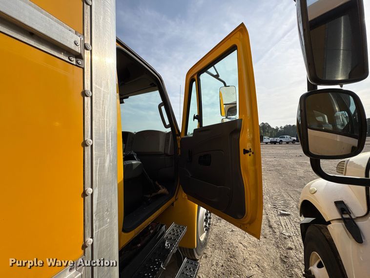 image for item YA2126 2019 International 4300 box truck