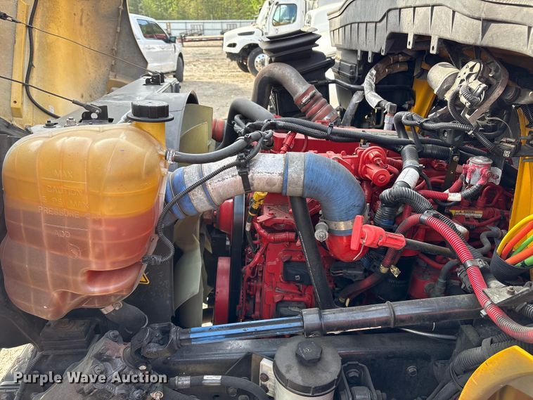 image for item YA2126 2019 International 4300 box truck
