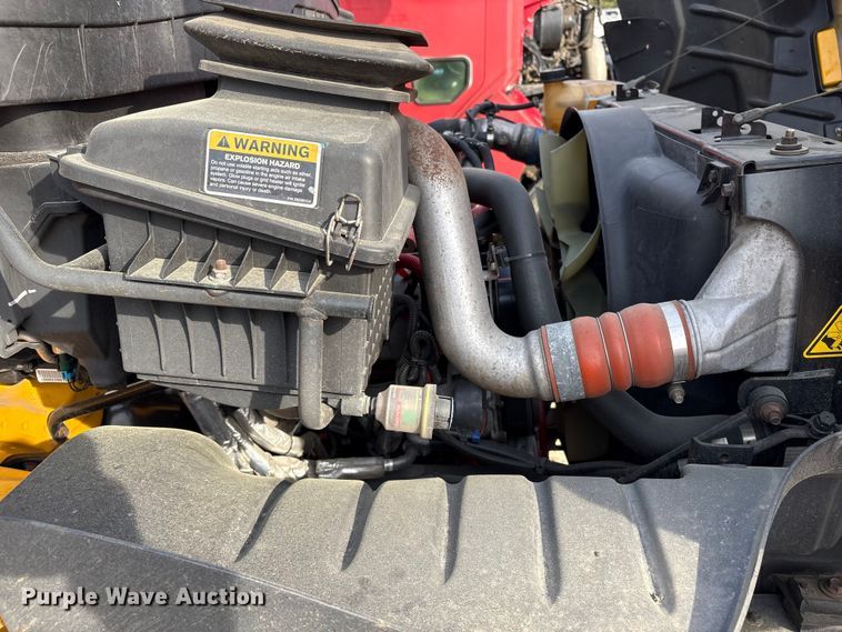 image for item YA2126 2019 International 4300 box truck