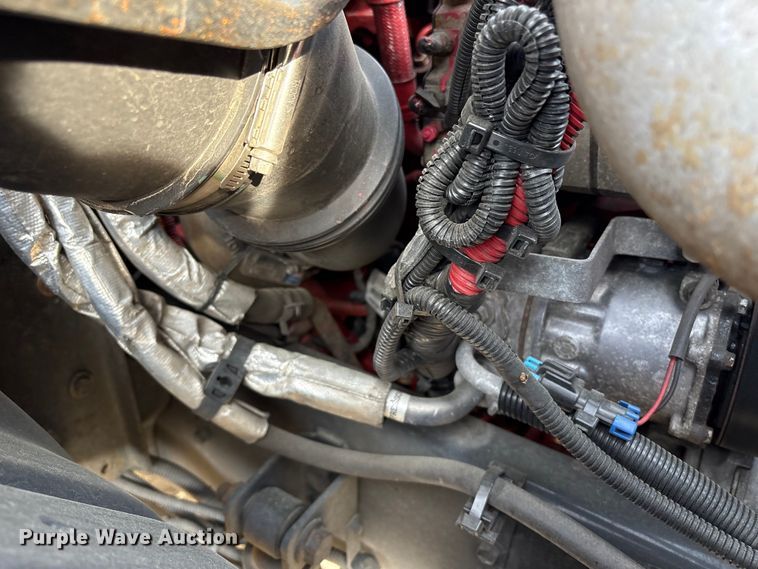 image for item YA2126 2019 International 4300 box truck
