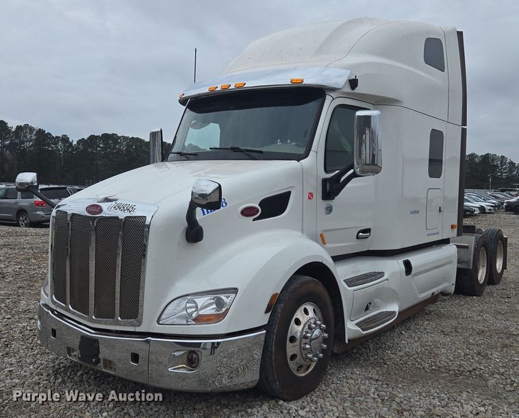 image for item YA2141 2022 Peterbilt 579 semi truck