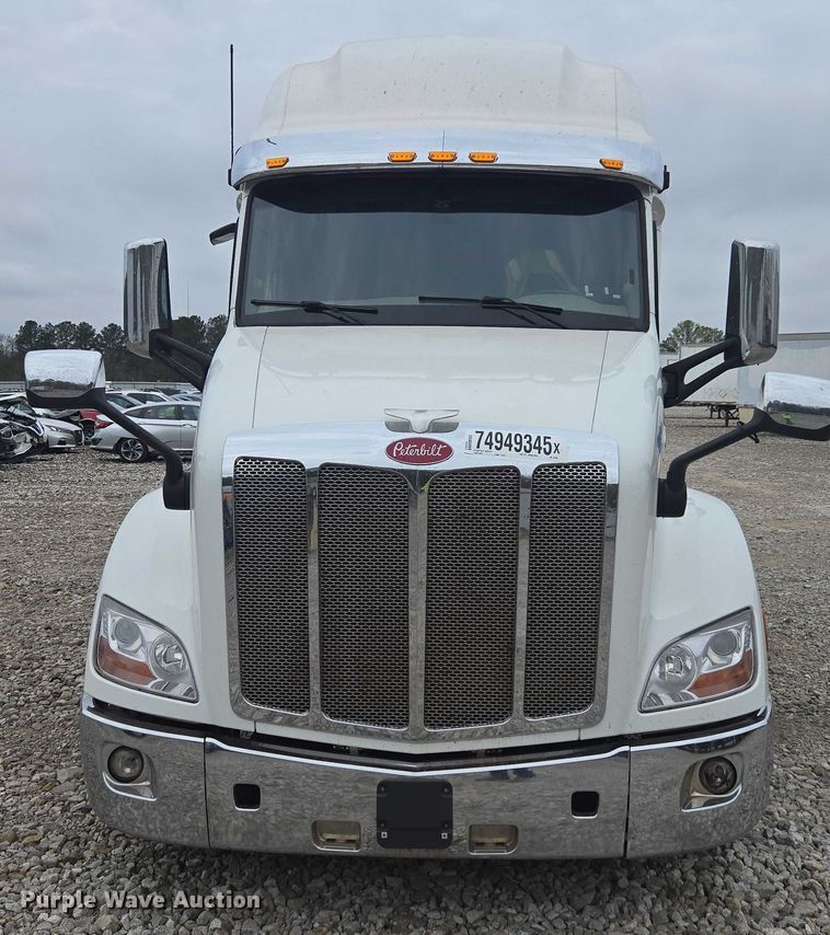 image for item YA2141 2022 Peterbilt 579 semi truck