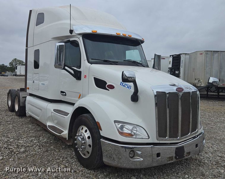 image for item YA2141 2022 Peterbilt 579 semi truck