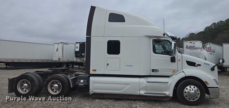 image for item YA2141 2022 Peterbilt 579 semi truck