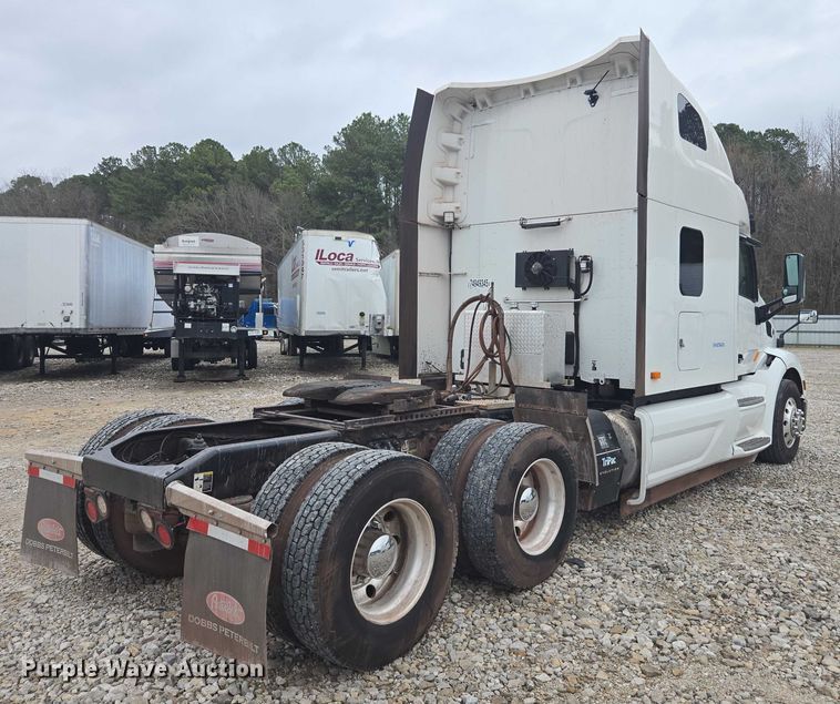 image for item YA2141 2022 Peterbilt 579 semi truck