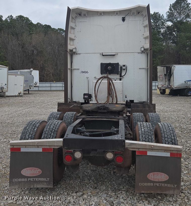 image for item YA2141 2022 Peterbilt 579 semi truck
