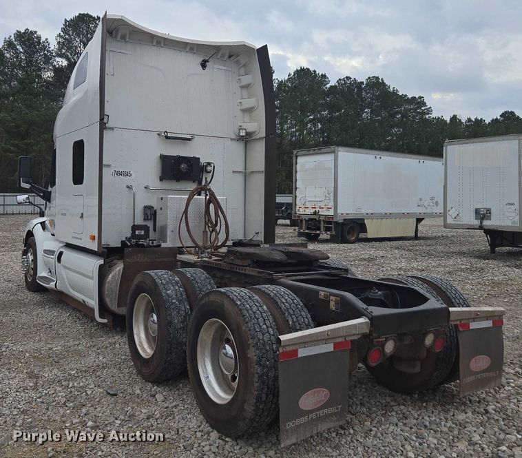 image for item YA2141 2022 Peterbilt 579 semi truck