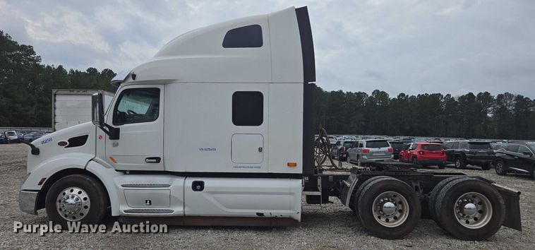 image for item YA2141 2022 Peterbilt 579 semi truck