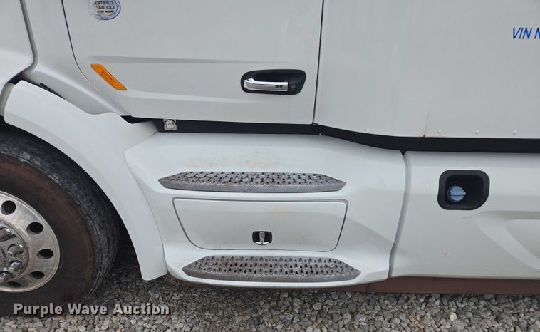 image for item YA2141 2022 Peterbilt 579 semi truck