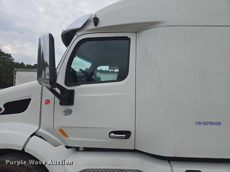 image for item YA2141 2022 Peterbilt 579 semi truck