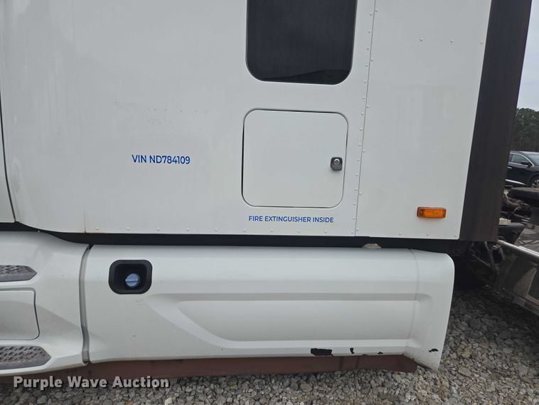 image for item YA2141 2022 Peterbilt 579 semi truck