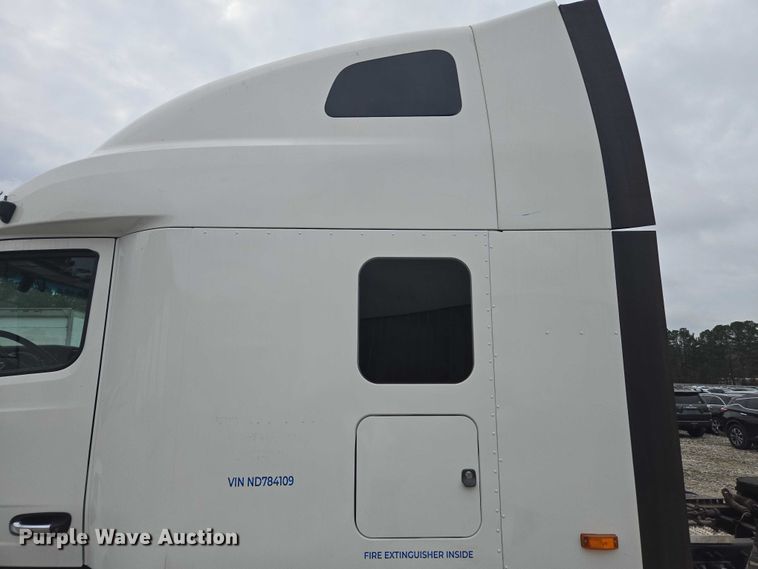 image for item YA2141 2022 Peterbilt 579 semi truck