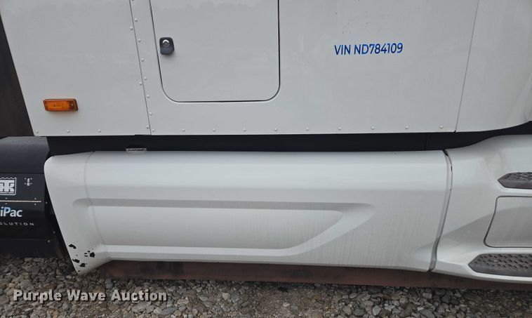 image for item YA2141 2022 Peterbilt 579 semi truck