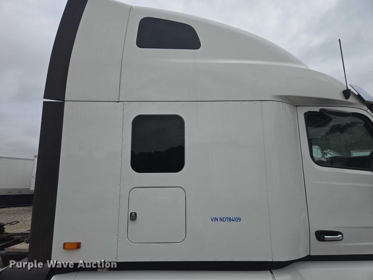 image for item YA2141 2022 Peterbilt 579 semi truck