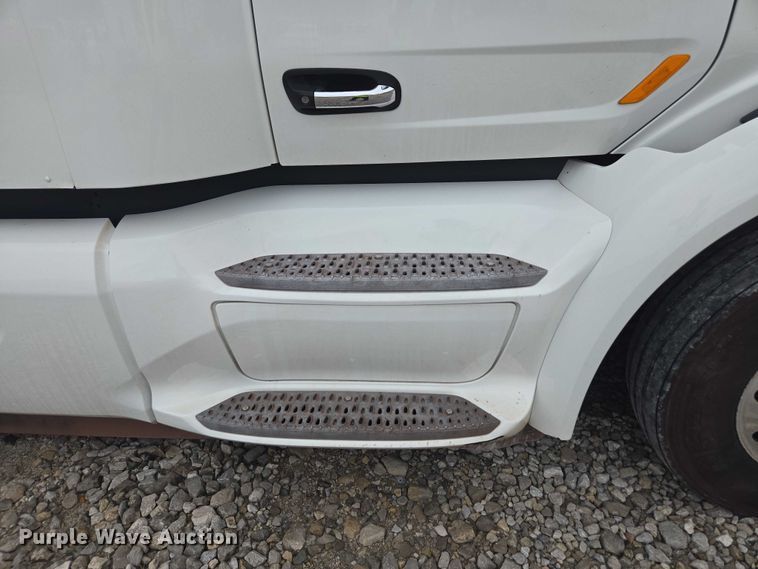 image for item YA2141 2022 Peterbilt 579 semi truck