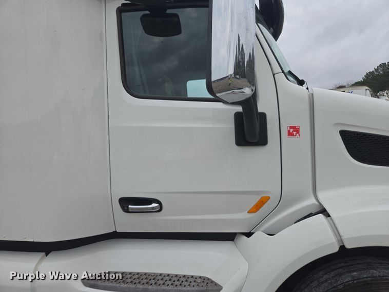 image for item YA2141 2022 Peterbilt 579 semi truck