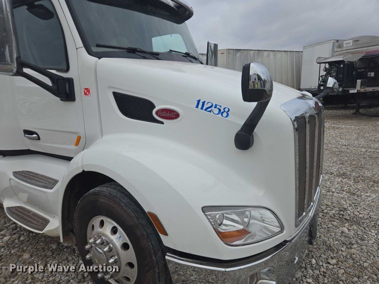 image for item YA2141 2022 Peterbilt 579 semi truck