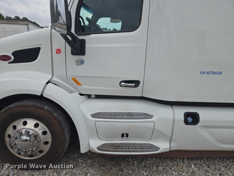 image for item YA2141 2022 Peterbilt 579 semi truck