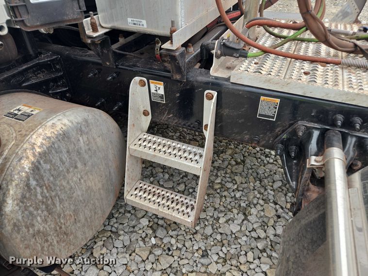 image for item YA2141 2022 Peterbilt 579 semi truck