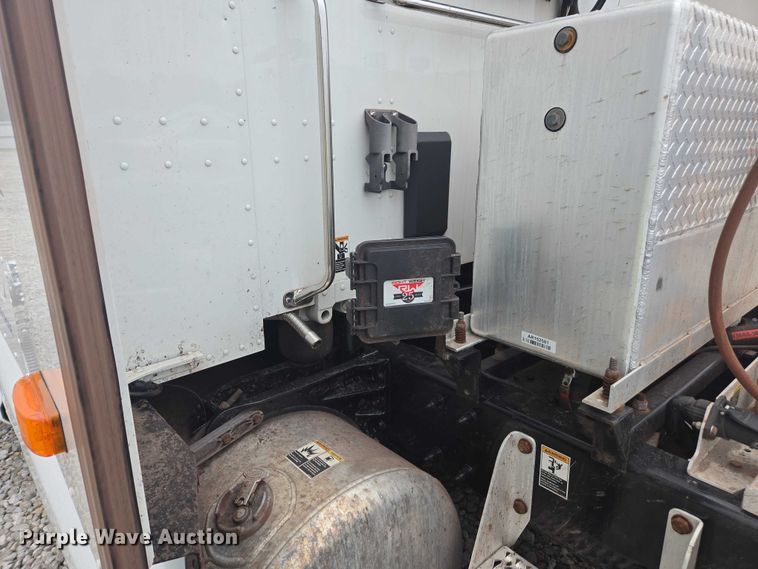 image for item YA2141 2022 Peterbilt 579 semi truck